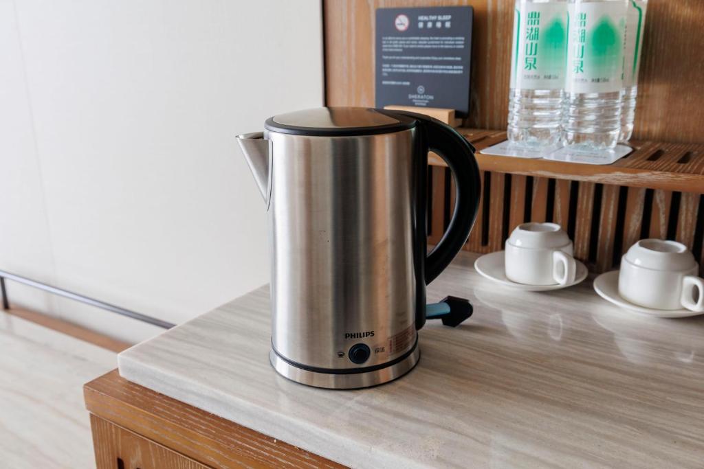 Příslušenství pro přípravu čaje a kávy v ubytování Sheraton Zhaoqing Dinghu
