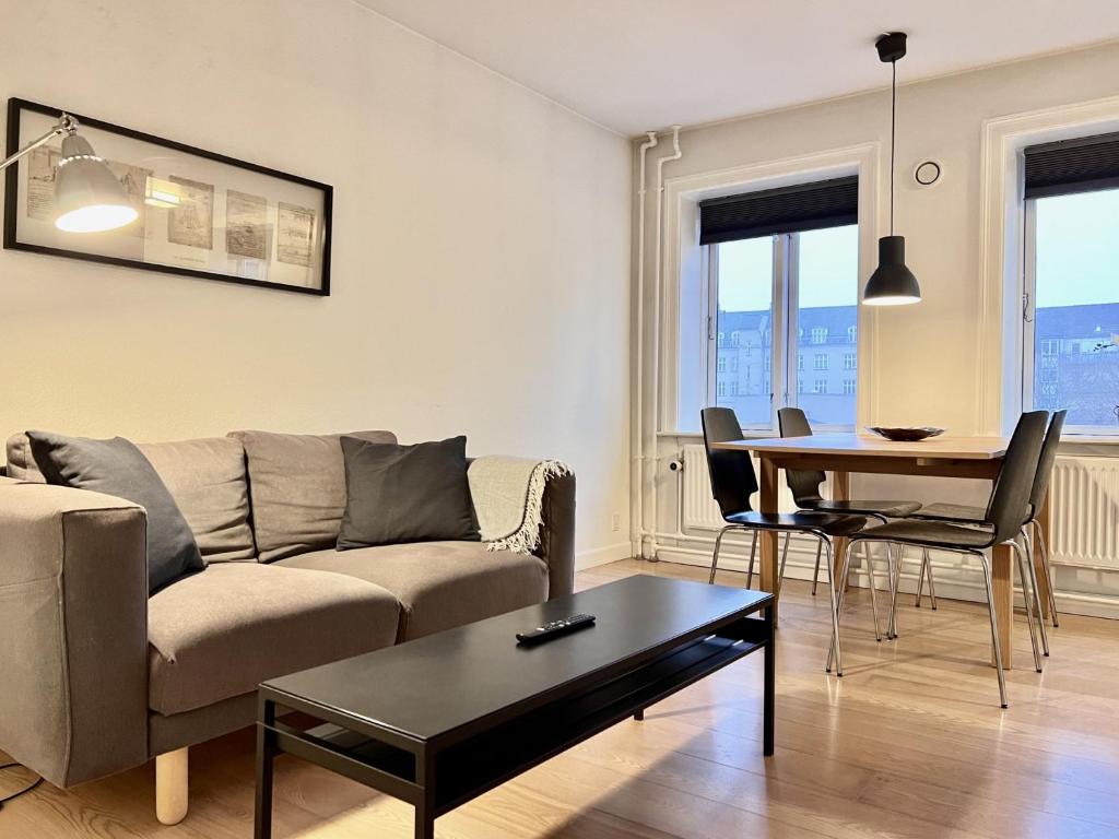 พื้นที่นั่งเล่นของ Two Bedroom Apartment In Copenhagen, Amagerbrogade 93,
