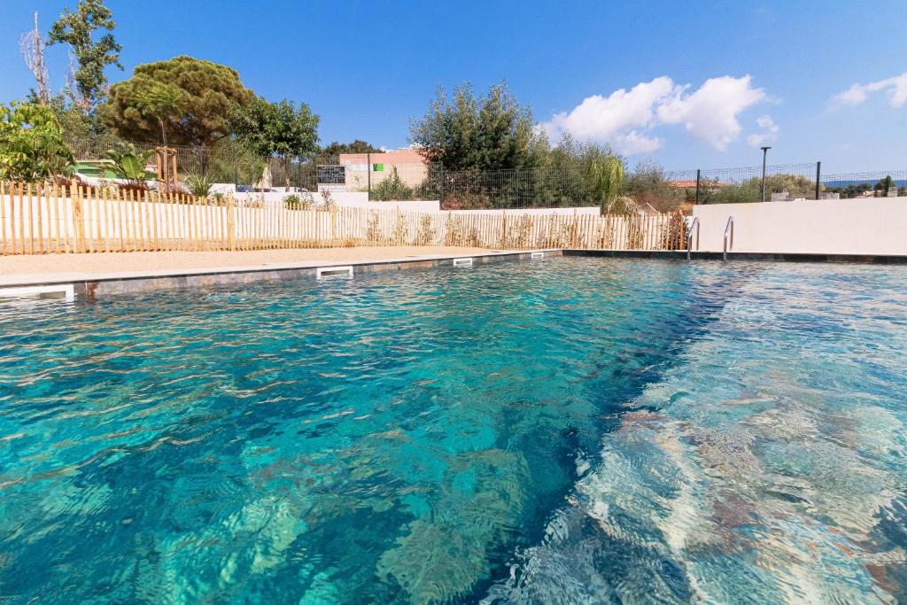 - une piscine d'eau bleu clair dans l'établissement SELECT'soHOME - T2 entièrement rénové à quelques pas de la plage - POS07, à Bormes-les-Mimosas