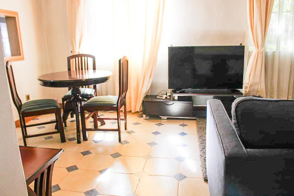 TV a/nebo společenská místnost v ubytování Windy Ridge Karen View Palace Apartment