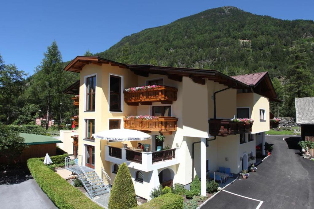 Nespecifikovaný výhled na hory nebo výhled na hory při pohledu z hotelu