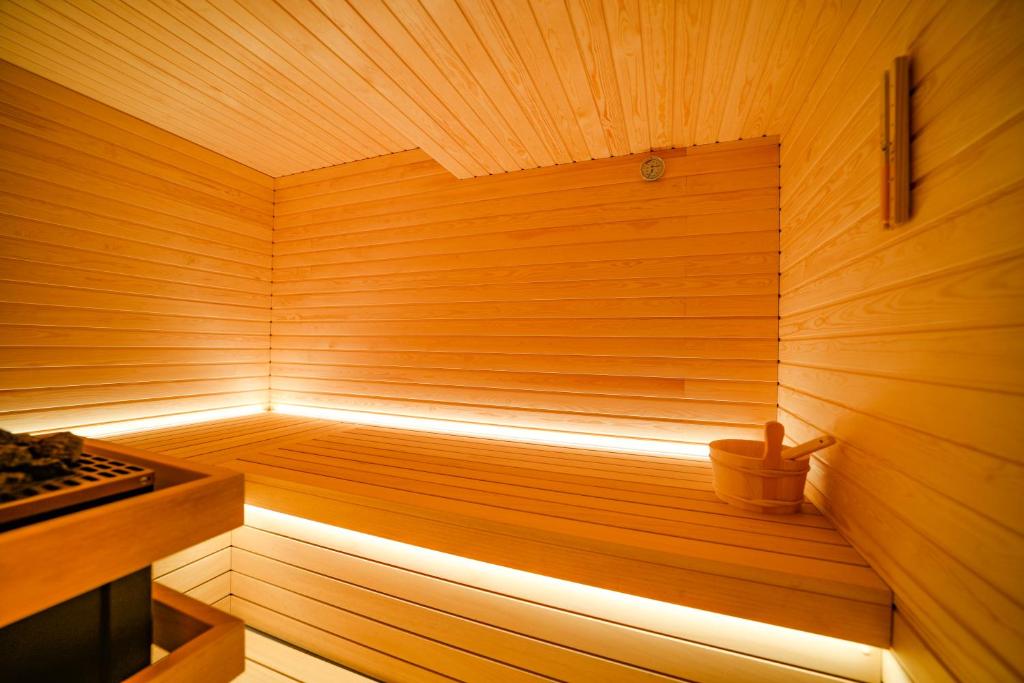 małą drewnianą saunę z garnkiem w obiekcie Hotel Villa Dirce w mieście Limone sul Garda