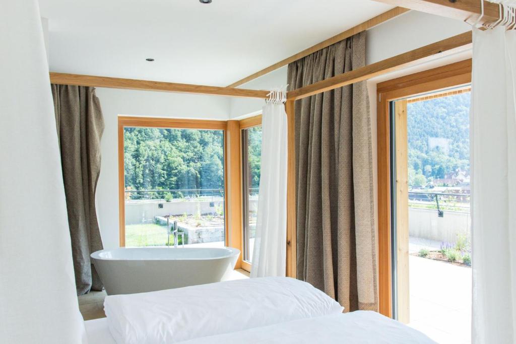 Postel nebo postele na pokoji v ubytování Weinhaus Nigl - Hotel, Restaurant und Spa