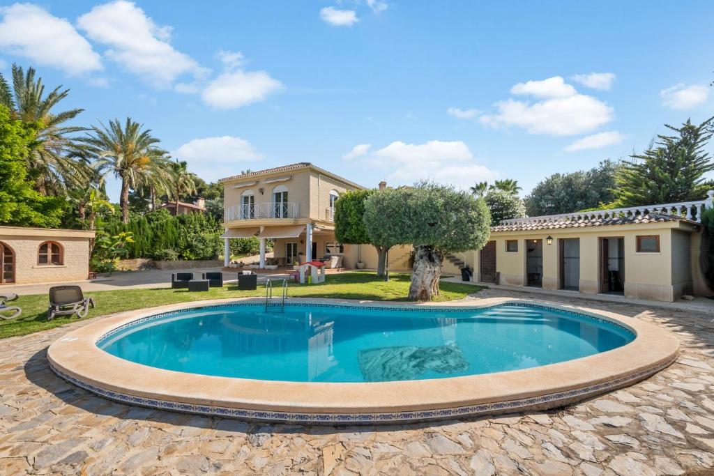 a swimming pool in front of a house at Villa Bonavista 