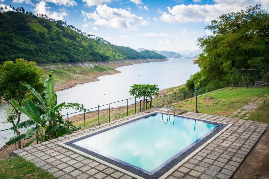 een zwembad met uitzicht op een rivier bij Villa Victoria Edge in Digana