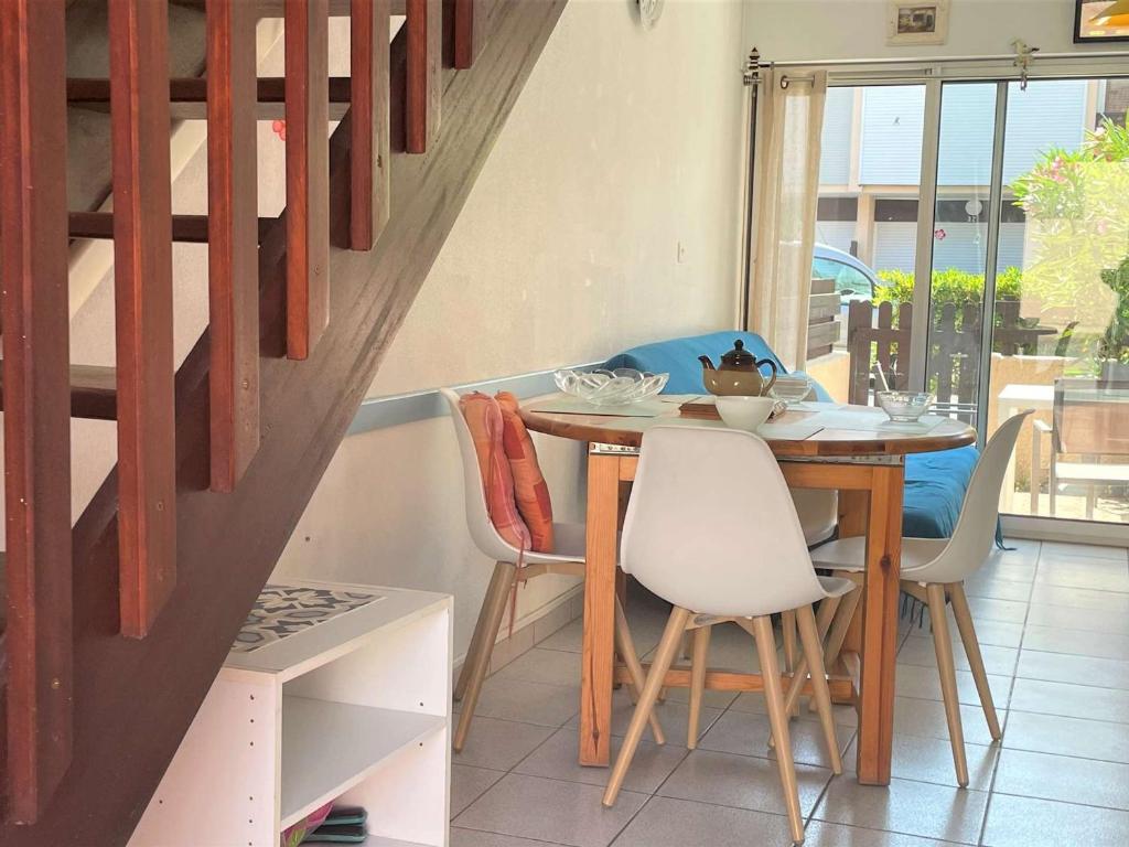 Posedenie v ubytovaní Appartement Climatisé 4 Couchages, Parking Privé, Proche Plage - Port-la-Nouvelle - FR-1-229C-74