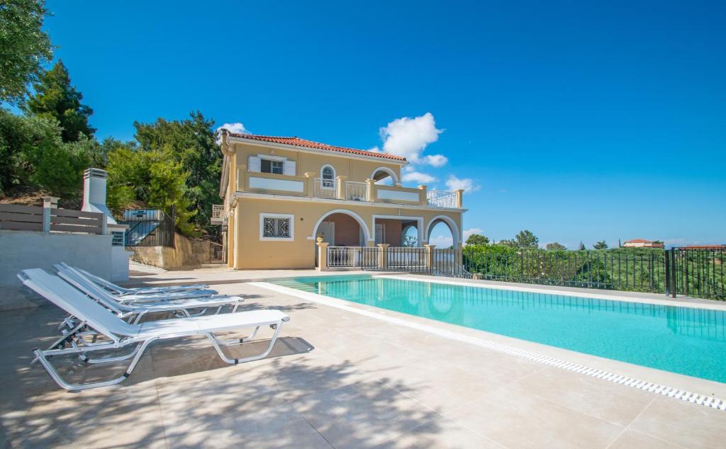 ラガナスにあるAndelica Holiday Villa by "elite"のプールと家のあるヴィラ