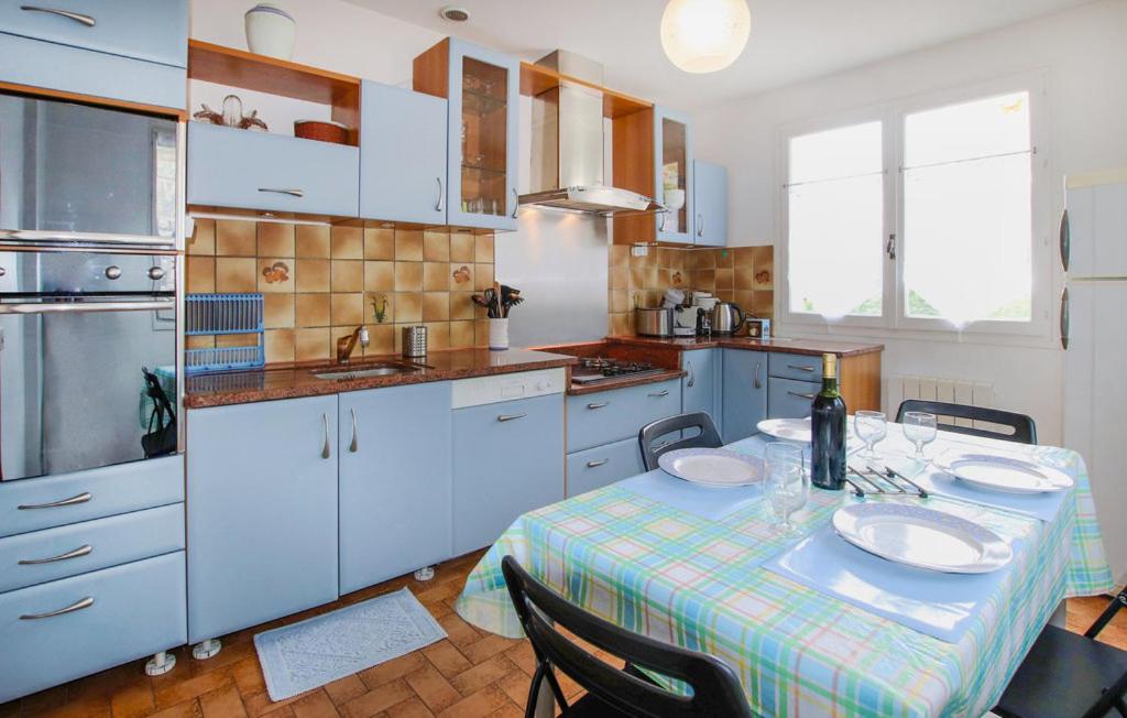 Kuchnia lub aneks kuchenny w obiekcie Gîte la côte des bleuets de Retourtour
