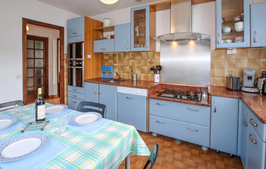 Kuchnia lub aneks kuchenny w obiekcie Gîte la côte des bleuets de Retourtour
