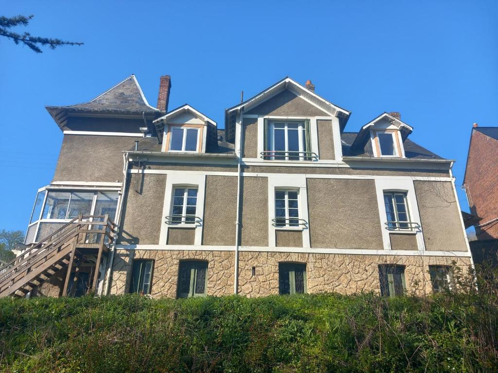 une grande maison au sommet d'une colline dans l'établissement La Croisée des Chemins, à Arques-la-Bataille