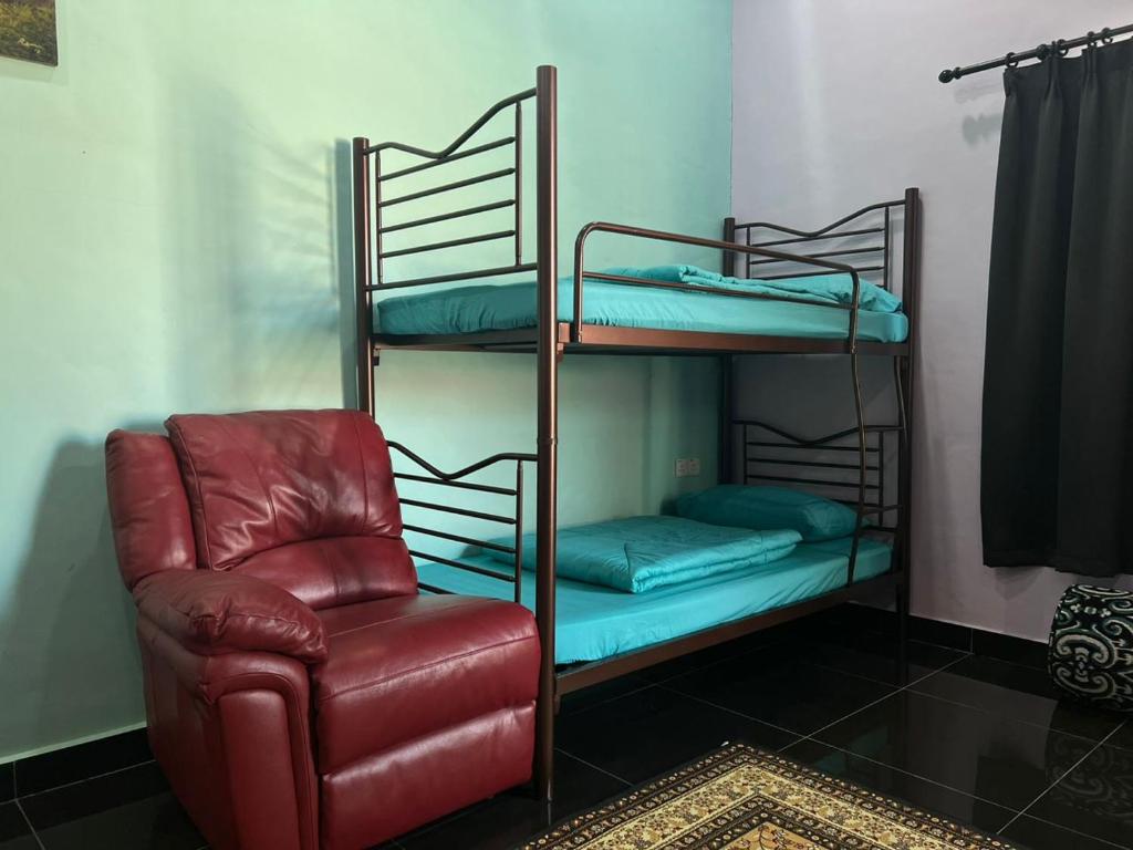 Palanda nebo palandy na pokoji v ubytování As Sufi Villa