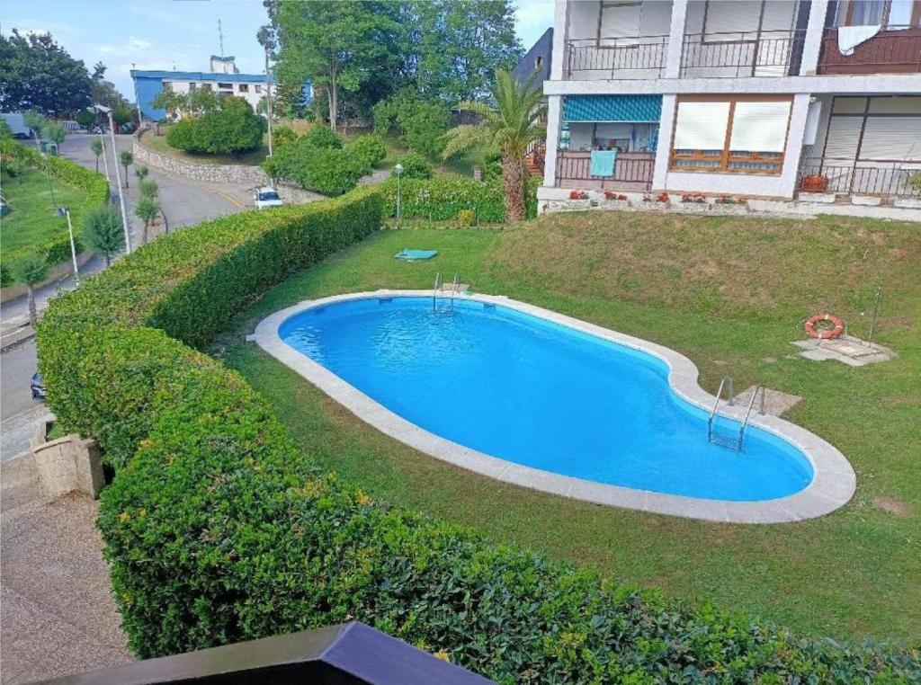 una piscina en el patio de una casa en Precioso apartamento con piscina en la playa en Mogro