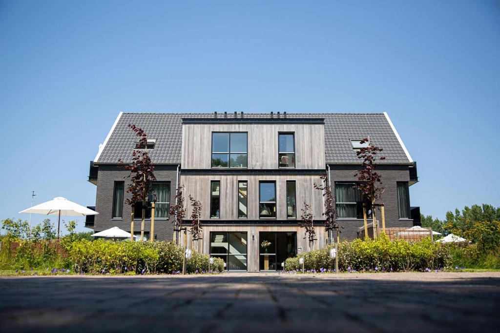 un gran edificio con muchas ventanas en Domburg Holiday Resort en Domburg