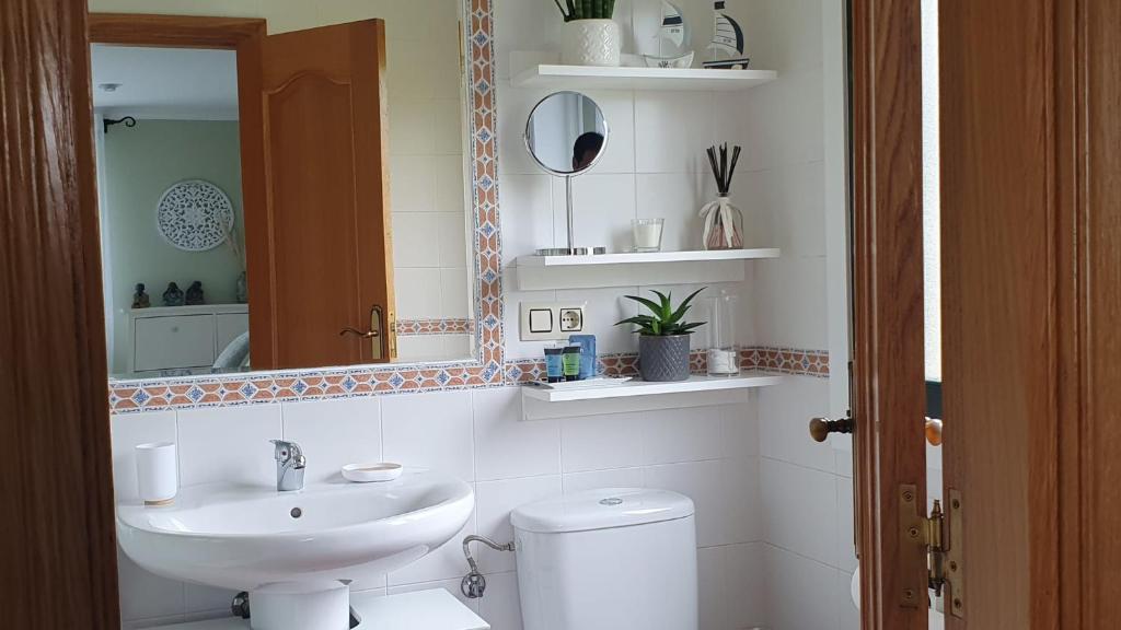 A bathroom at A Cachada de Dorrón