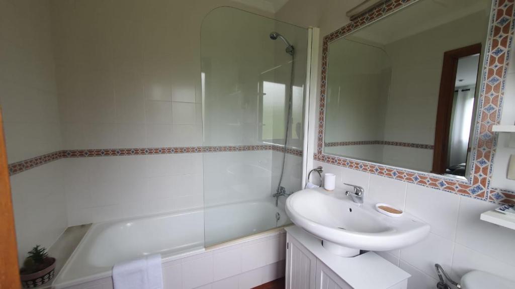 A bathroom at A Cachada de Dorrón