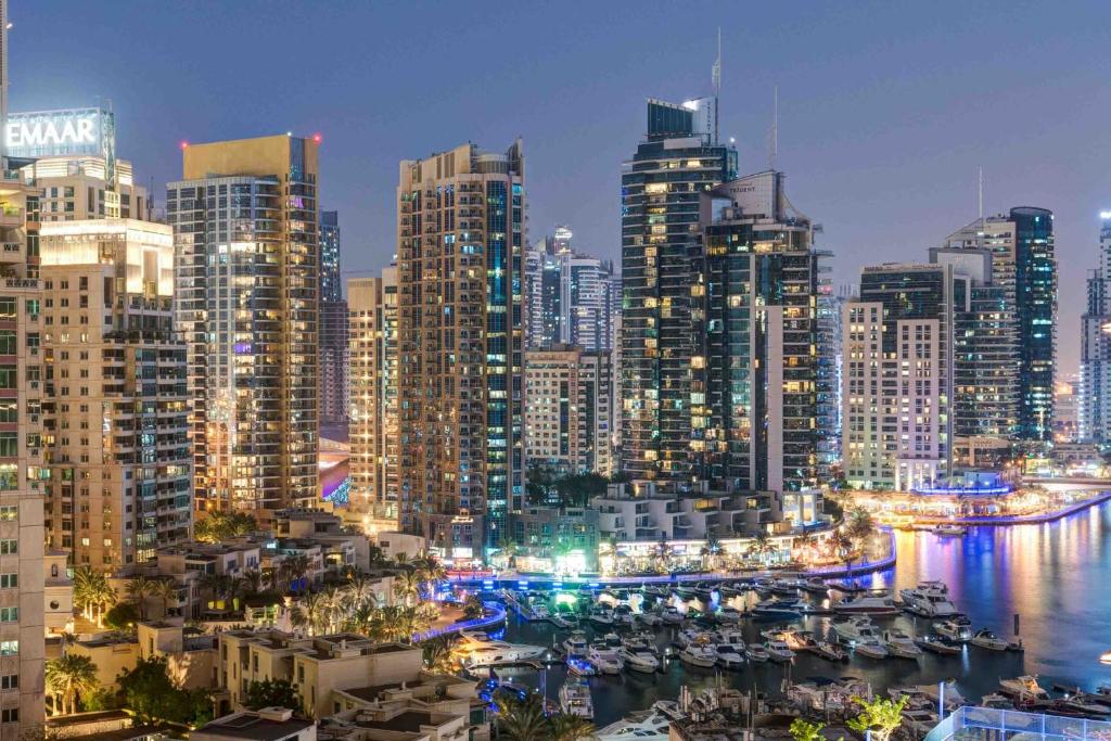 Luxury 2 BR Apt in Marina Dubai