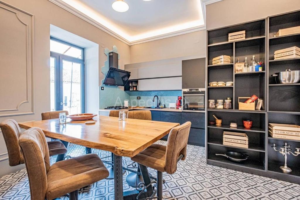 kuchnia z drewnianym stołem i krzesłami w obiekcie Apartment for special getaway Rose w Puli