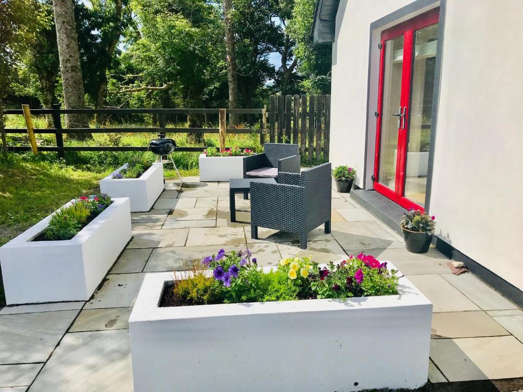 Zahrada ubytování Red Deer Cosy Apartment in Letterfrack Connemara