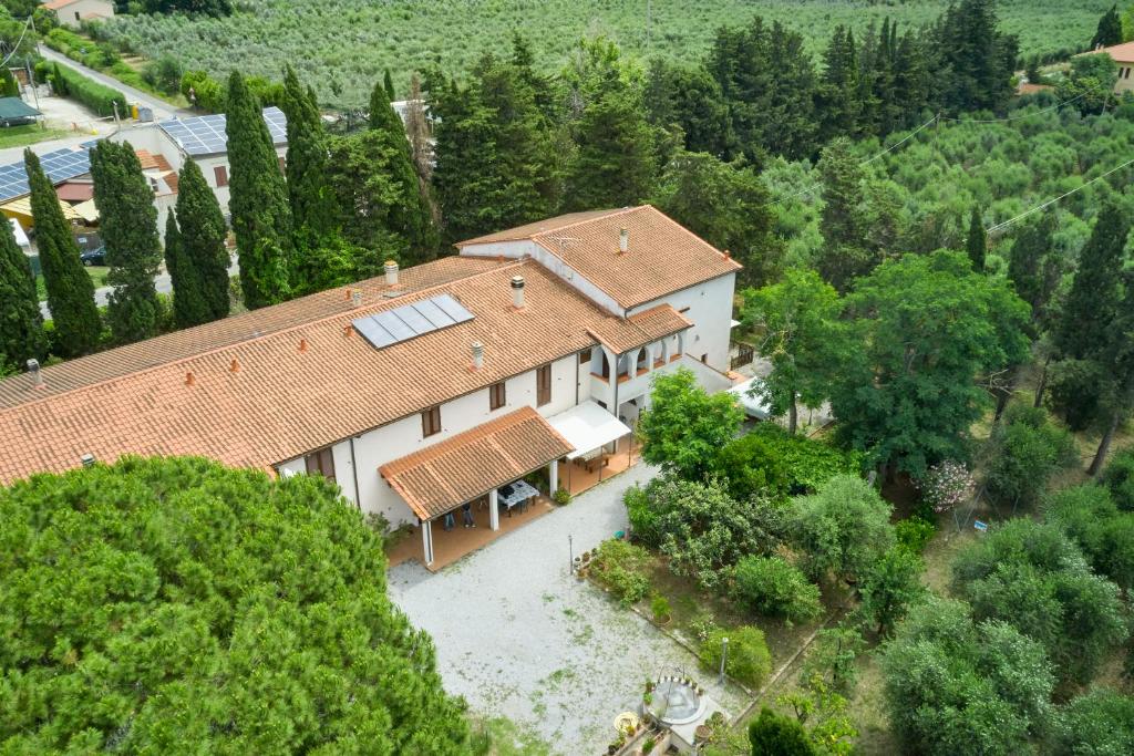 une vue aérienne sur une maison avec un toit dans l'établissement Antichi Palmenti - Alloro, à San Vincenzo