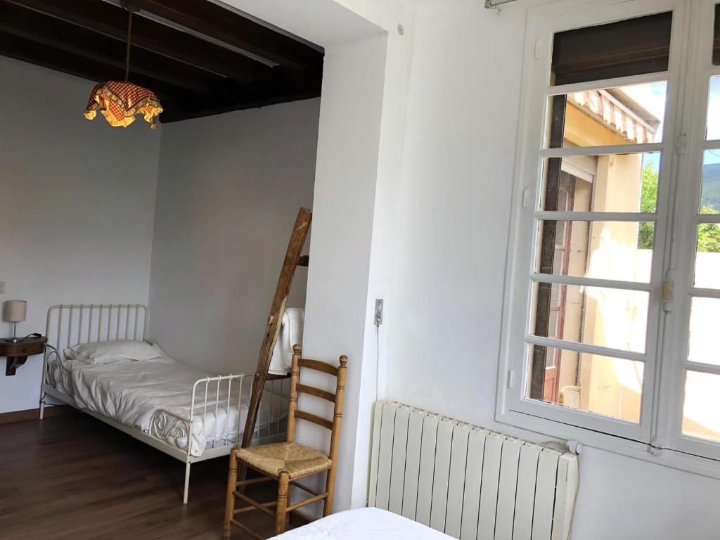 Postel nebo postele na pokoji v ubytování Casa adosada con gran jardín en Osséja
