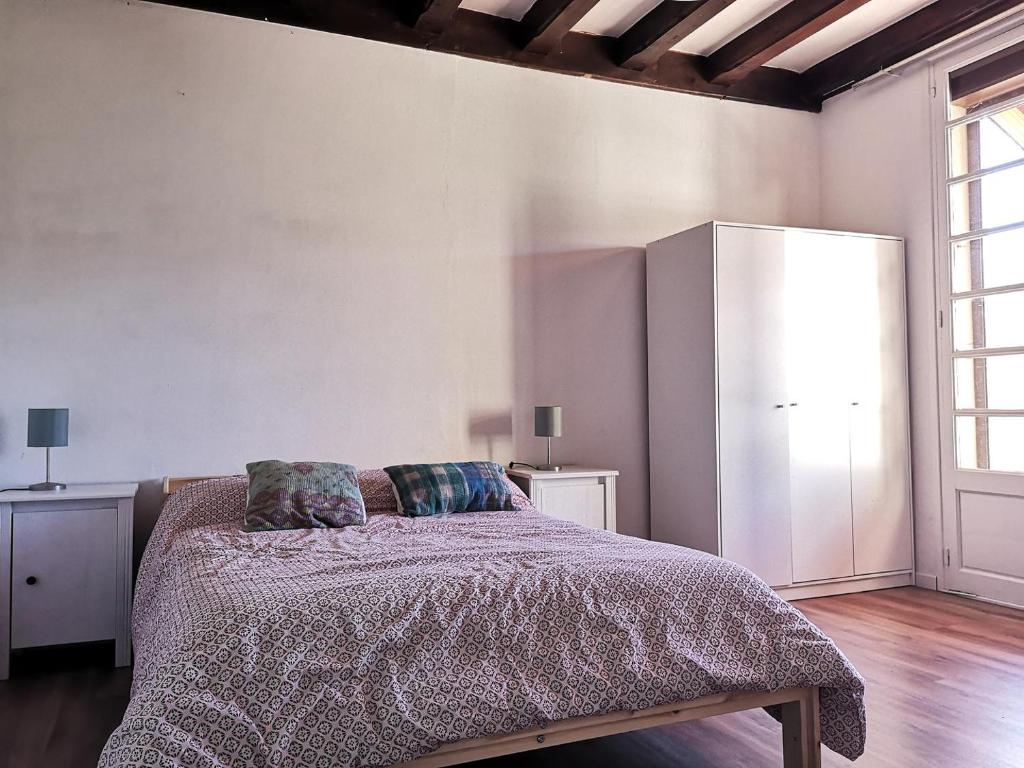 A bed or beds in a room at Casa adosada con gran jardín en Osséja