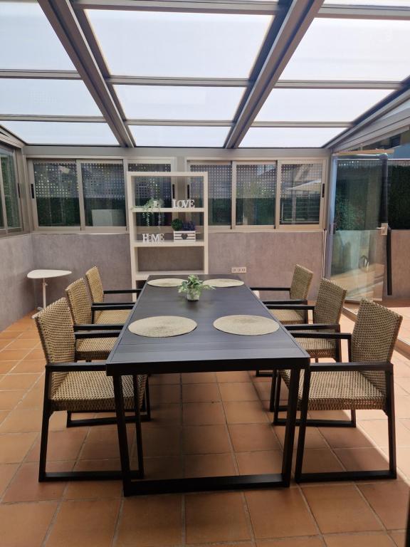 une véranda avec une table et des chaises sur une terrasse dans l'établissement Torremolino's paradise, à Torremolinos