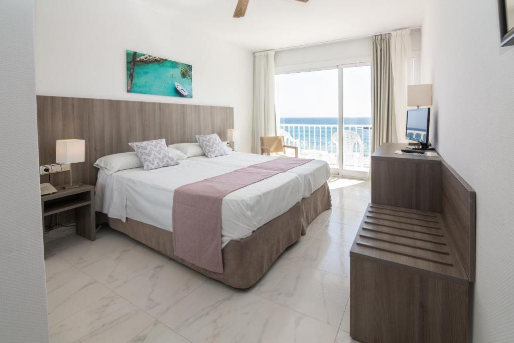 Posteľ alebo postele v izbe v ubytovaní Hotel Club S'Illot