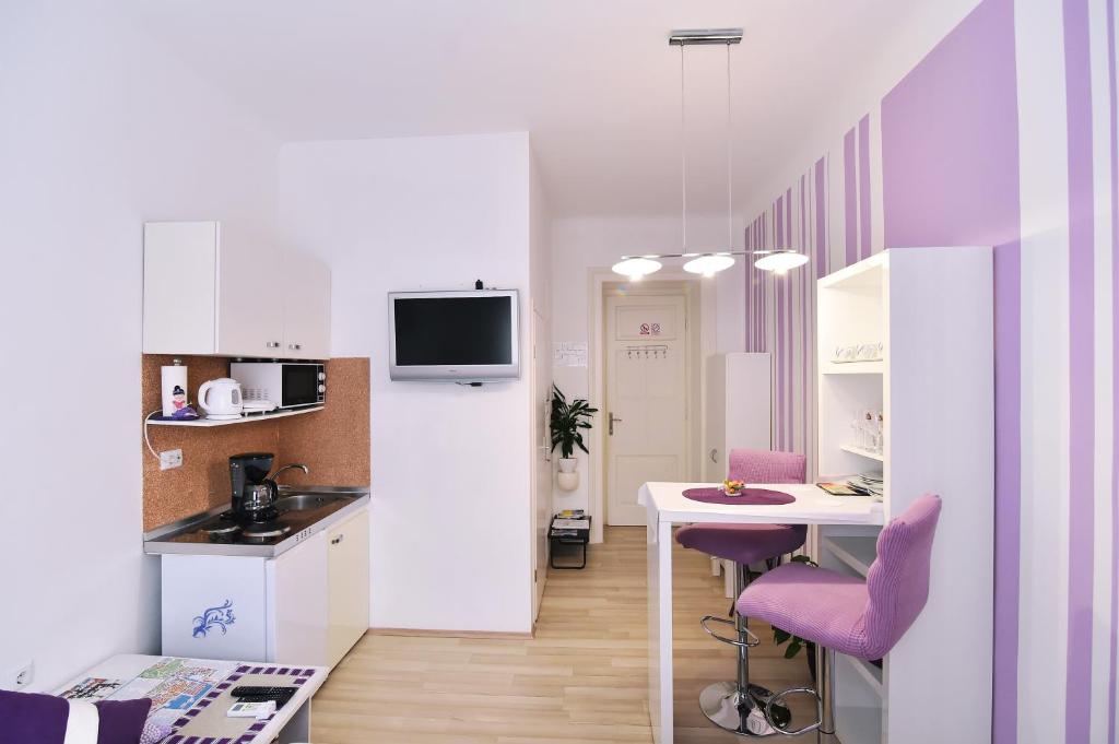 Televízia a/alebo spoločenská miestnosť v ubytovaní Apartments Trend