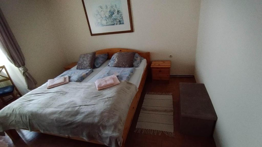 Postel nebo postele na pokoji v ubytování Steinadler apartman Dog-friendly, quiet, garden house with private parking and beautiful views - Kertes apartman egy szoba áráért