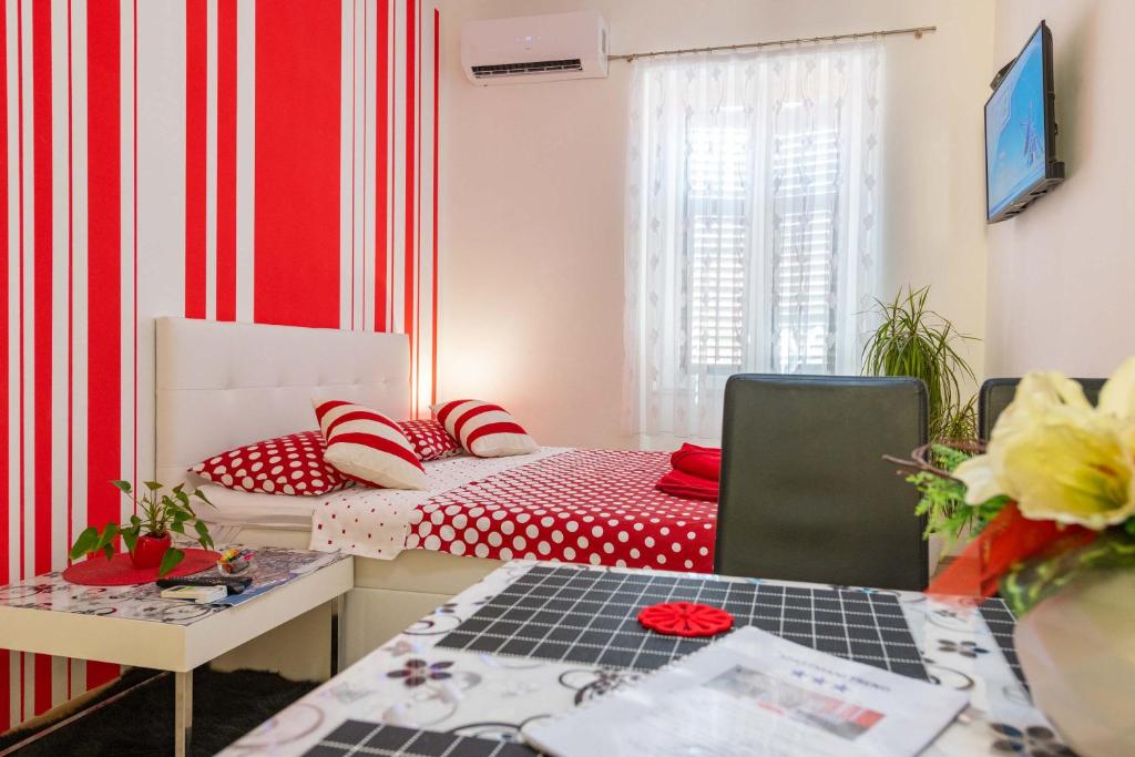 Televízia a/alebo spoločenská miestnosť v ubytovaní Apartments Trend