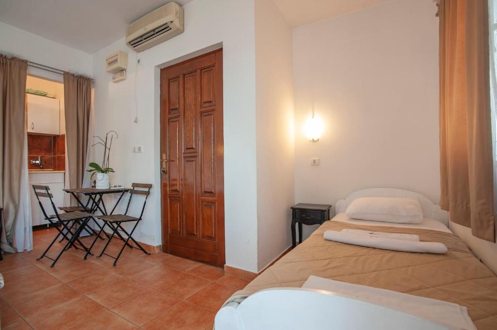 Rúm í herbergi á Apartments and Rooms Teona