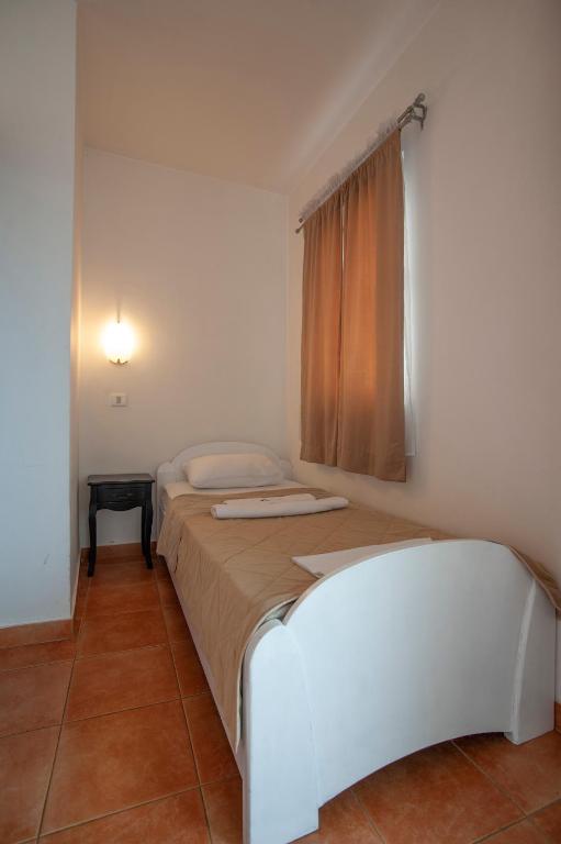 Rúm í herbergi á Apartments and Rooms Teona