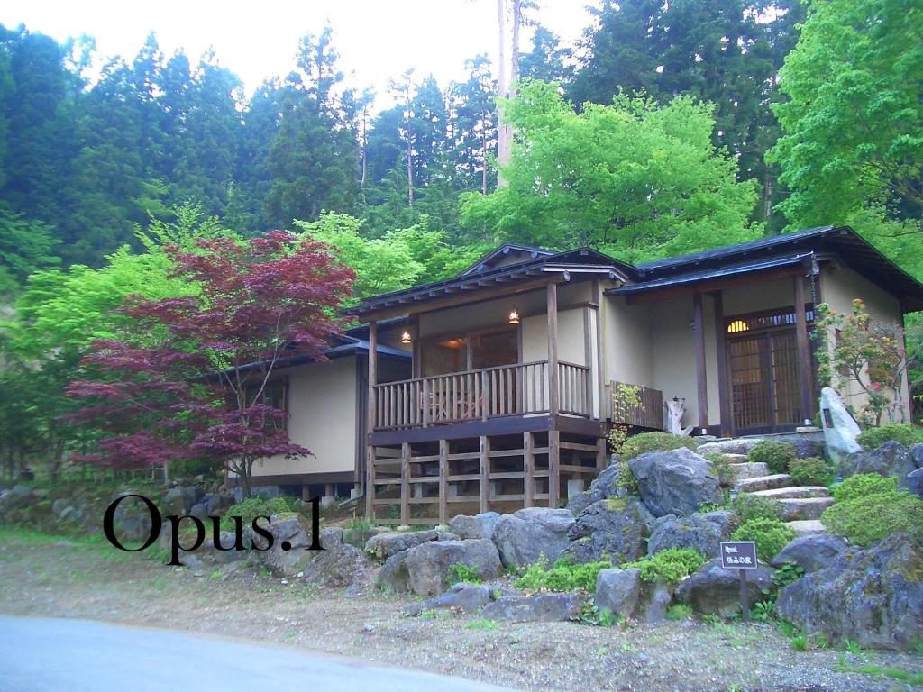 Casa pequeña con balcón en el bosque en Shikitei, en Fujiyoshida