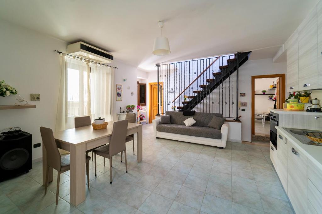 een keuken en een woonkamer met een tafel en een bank bij B&B gigi in Benevento