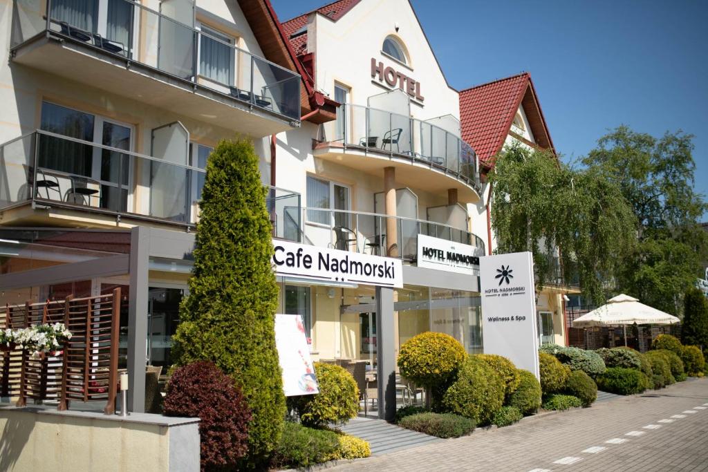 een gebouw met een bord voor een hotel bij Hotel Nadmorski in Łeba