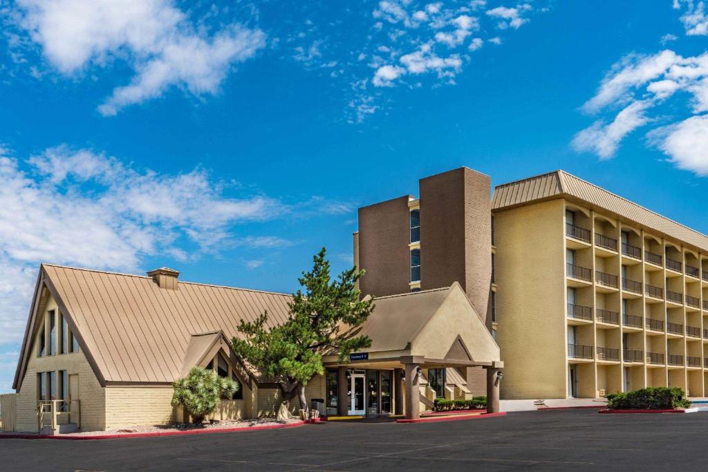 un grand bâtiment de bureau avec un bâtiment dans l'établissement Hotel 505, à Albuquerque