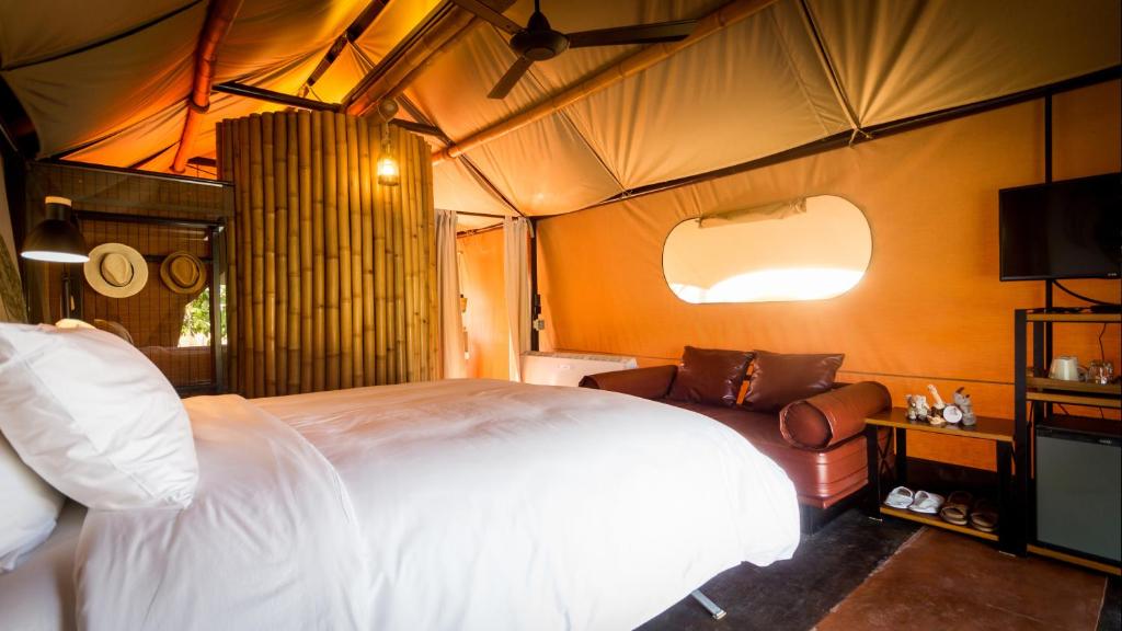 Posteľ alebo postele v izbe v ubytovaní Lala Mukha Tented Resort Khao Yai