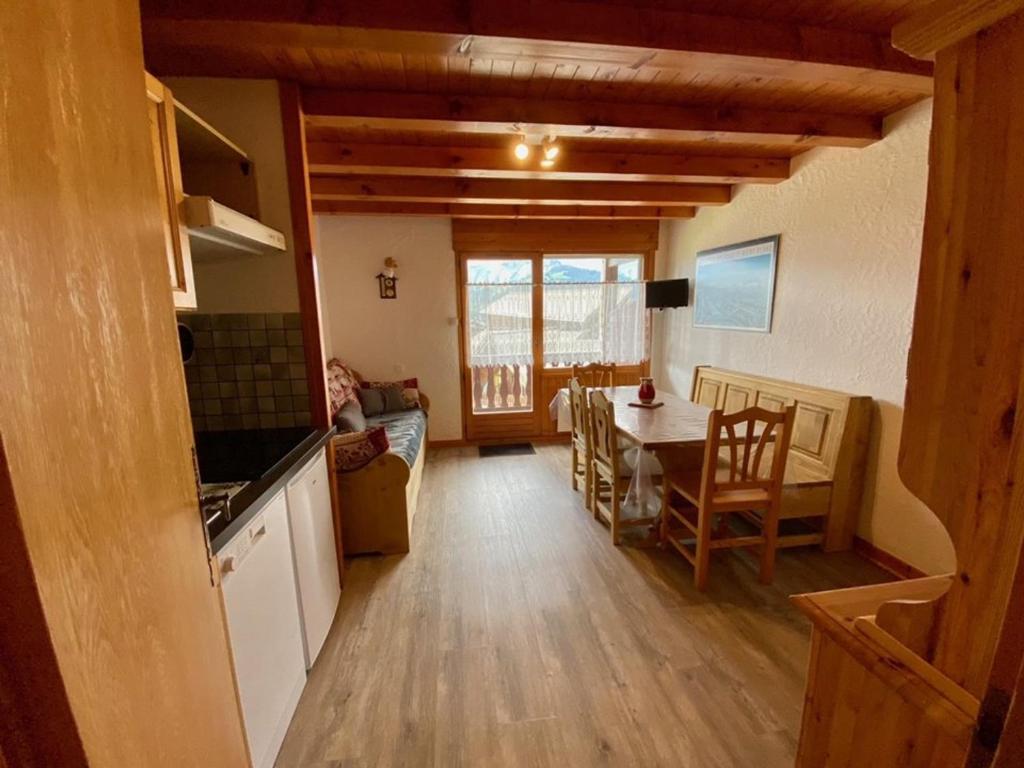 un salon avec une cuisine et une salle à manger dans l'établissement Appartement 4 pers, proche station, balcon ouest, parking couvert - Crest-Voland - FR-1-733-73, à Crest-Voland