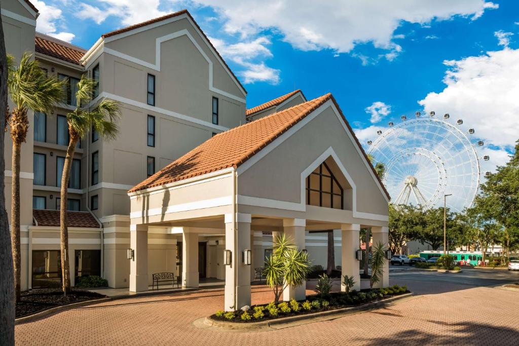 een weergave van een gebouw met een reuzenrad op de achtergrond bij Sonesta ES Suites Orlando International Drive in Orlando