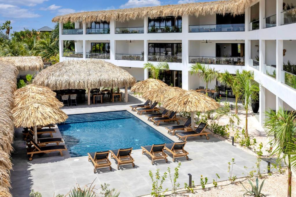 Belnem House Bonaire veya yakınında bir havuz manzarası