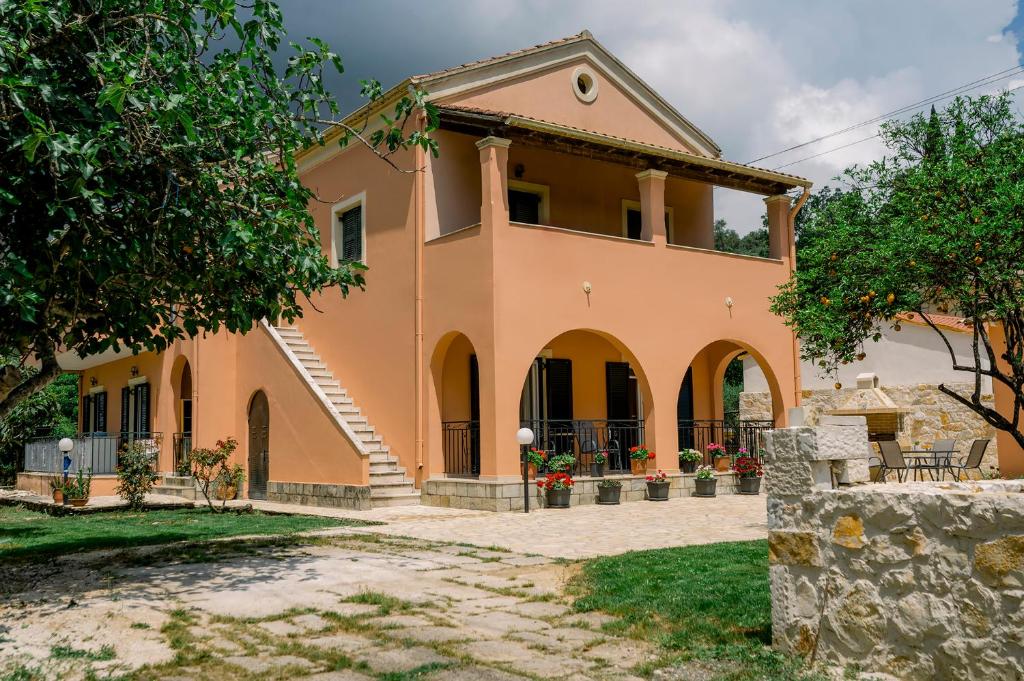 Casa grande de color naranja con patio en Anastasios Holiday Home, en Gazátika