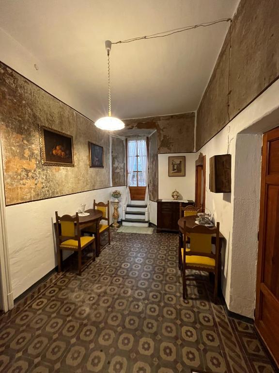 The Prince of the Old Town Masserano في Masserano: غرفة طعام بها طاولات وكراسي ونافذة