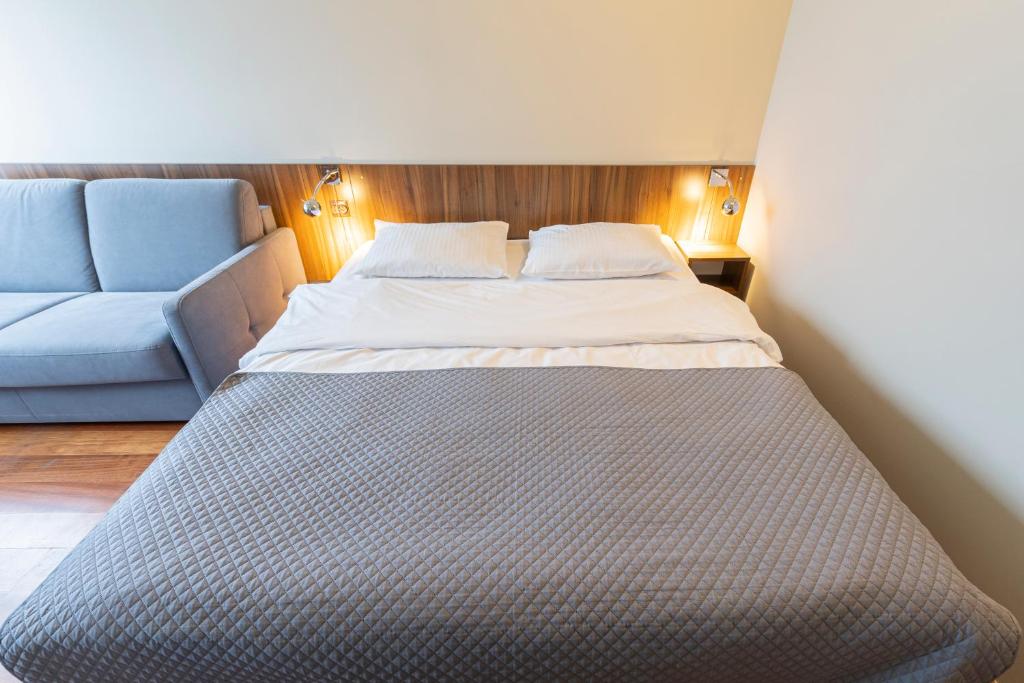 Postel nebo postele na pokoji v ubytování Omega Hotel