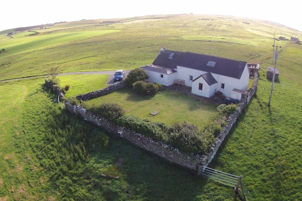 een luchtfoto van een huis in een veld bij Newhall Cottage in Bressay