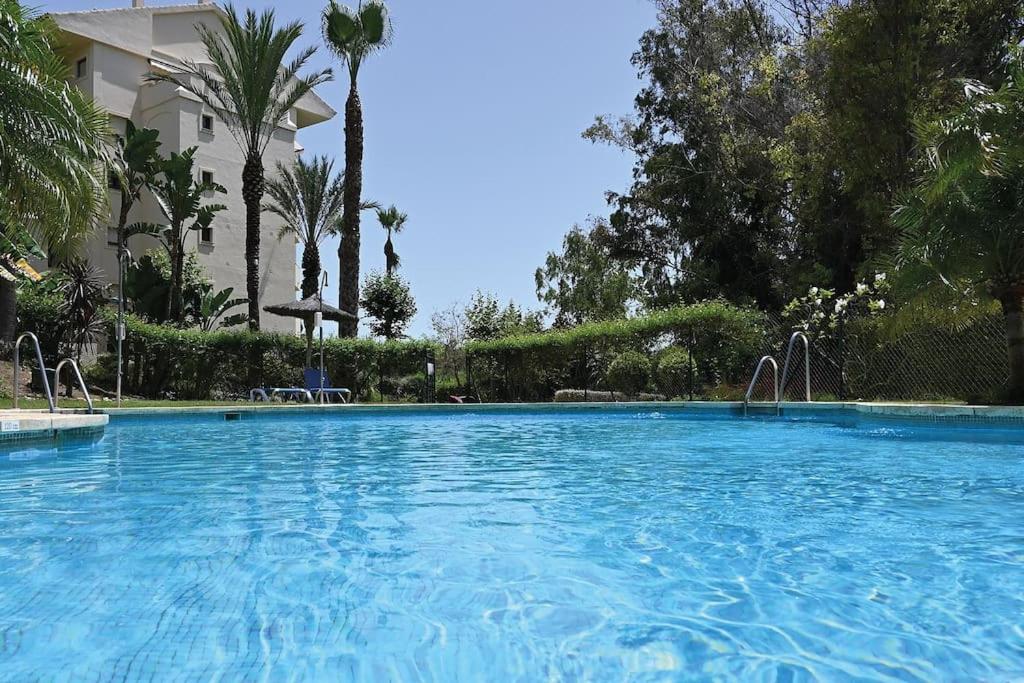 Bazén v ubytování Apartment with large terrace, pool view & gym nebo v jeho okolí