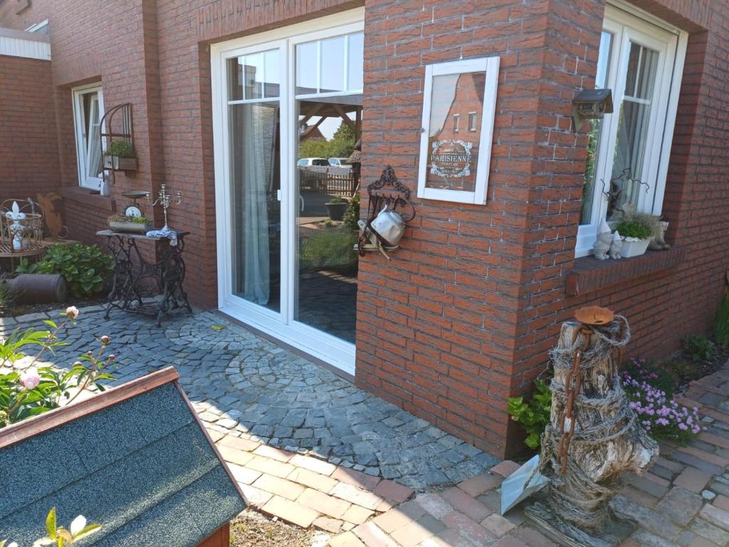 Casa de ladrillo con puerta y patio en Lotta's Ferienhäuschen, en Emden