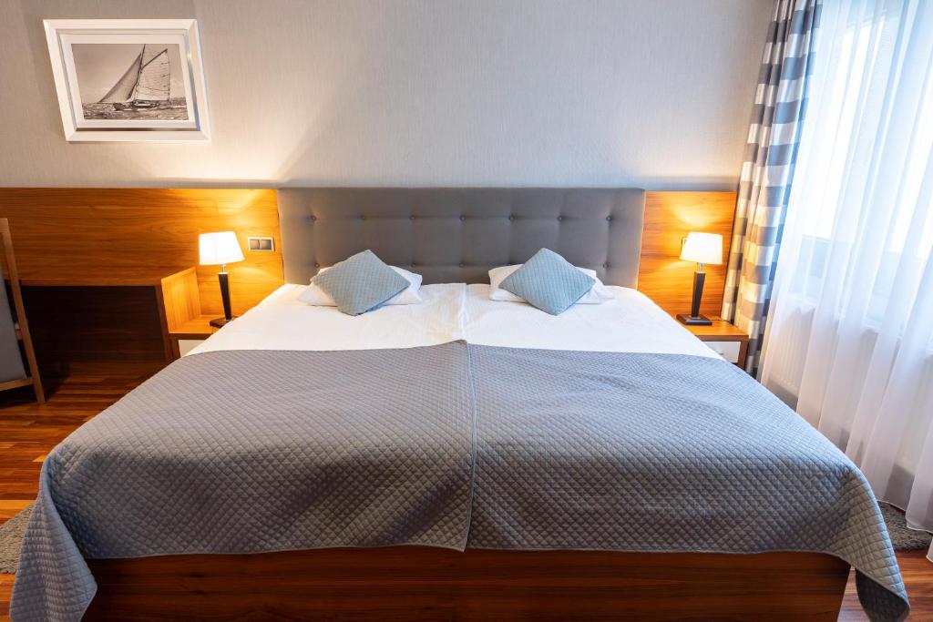 Postel nebo postele na pokoji v ubytování Omega Hotel