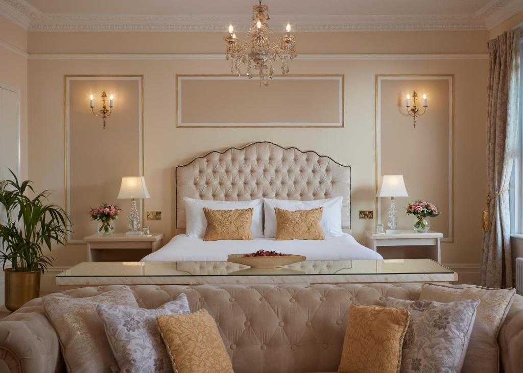 um quarto com uma cama grande e um sofá em Bathen House Boutique Hotel em Bath