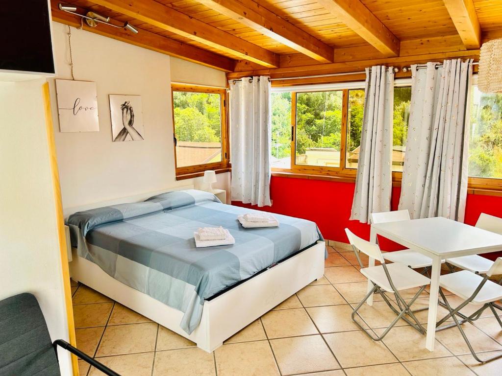 Schlafzimmer mit einem Bett, einem Tisch und Stühlen in der Unterkunft House center Licia in Capo dʼOrlando
