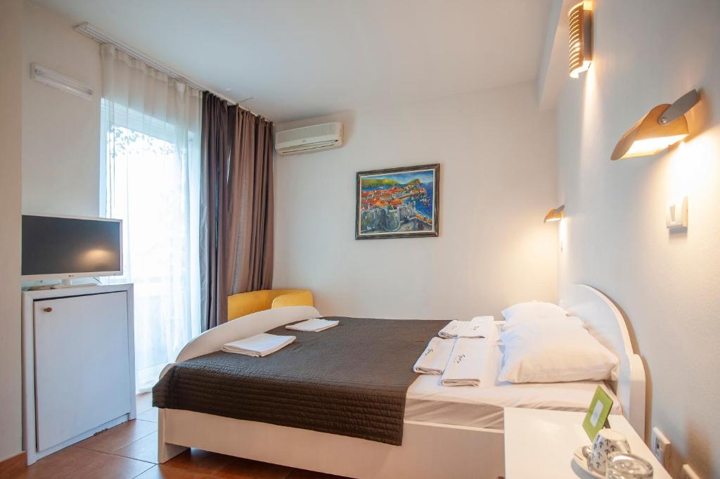 Rúm í herbergi á Apartments and Rooms Teona